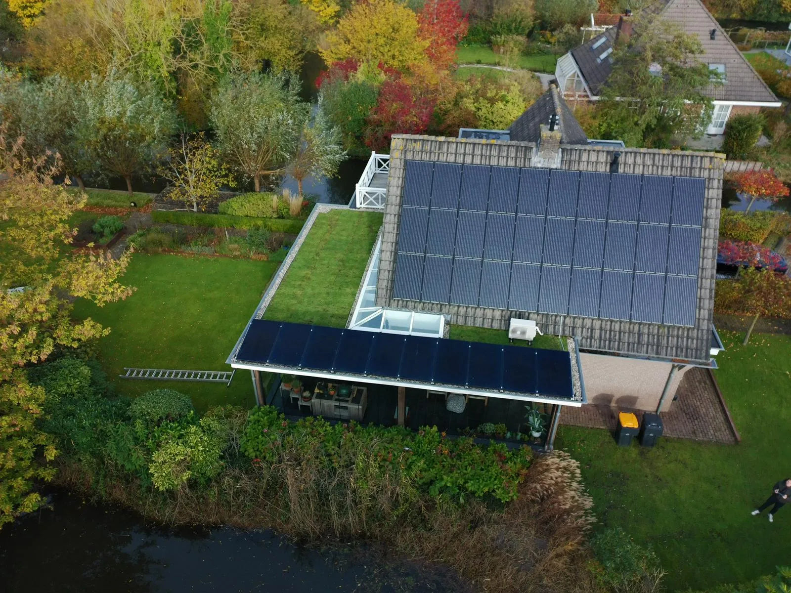 Groendak op moderne woning met sedumbeplanting uitgevoerd door Groendakmeesters
